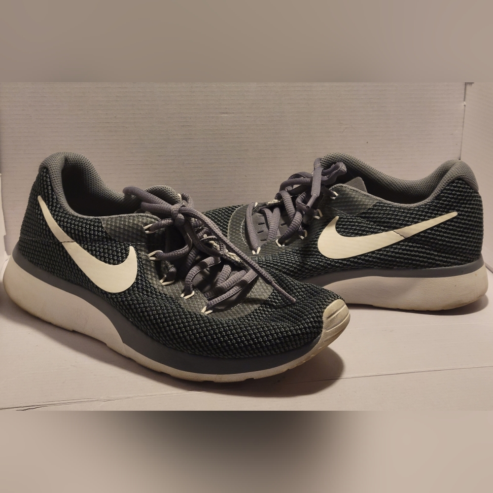 NIKE Women's gray athletic lace-up sneakers Size 7